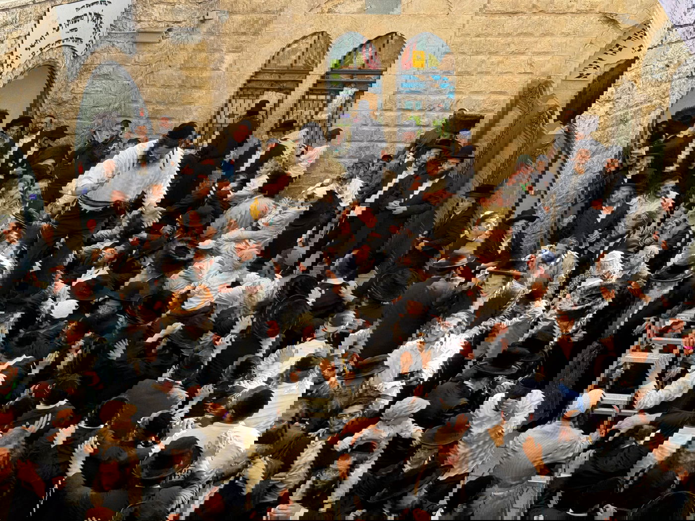 בחוץ ההר סגור; בפנים בציון מאות רוקדים | תיעוד ממירון