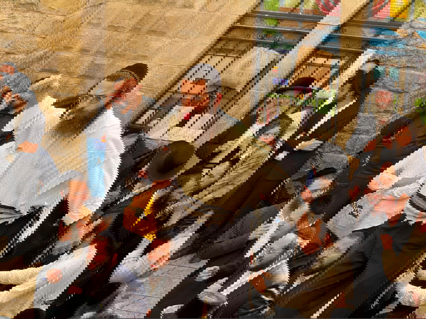 בחוץ ההר סגור; בפנים בציון מאות רוקדים | תיעוד ממירון