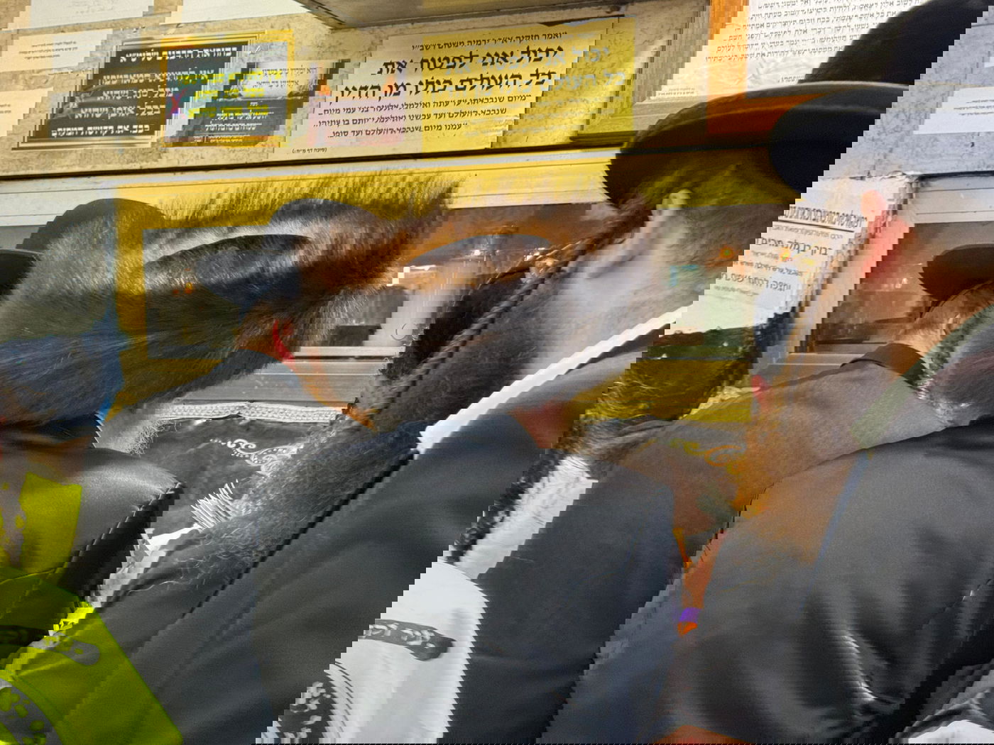 בחוץ ההר סגור; בפנים בציון מאות רוקדים | תיעוד ממירון