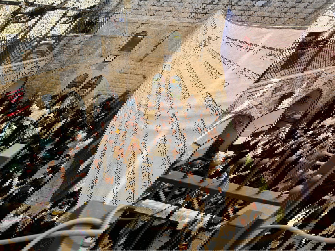 בחוץ ההר סגור; בפנים בציון מאות רוקדים | תיעוד ממירון