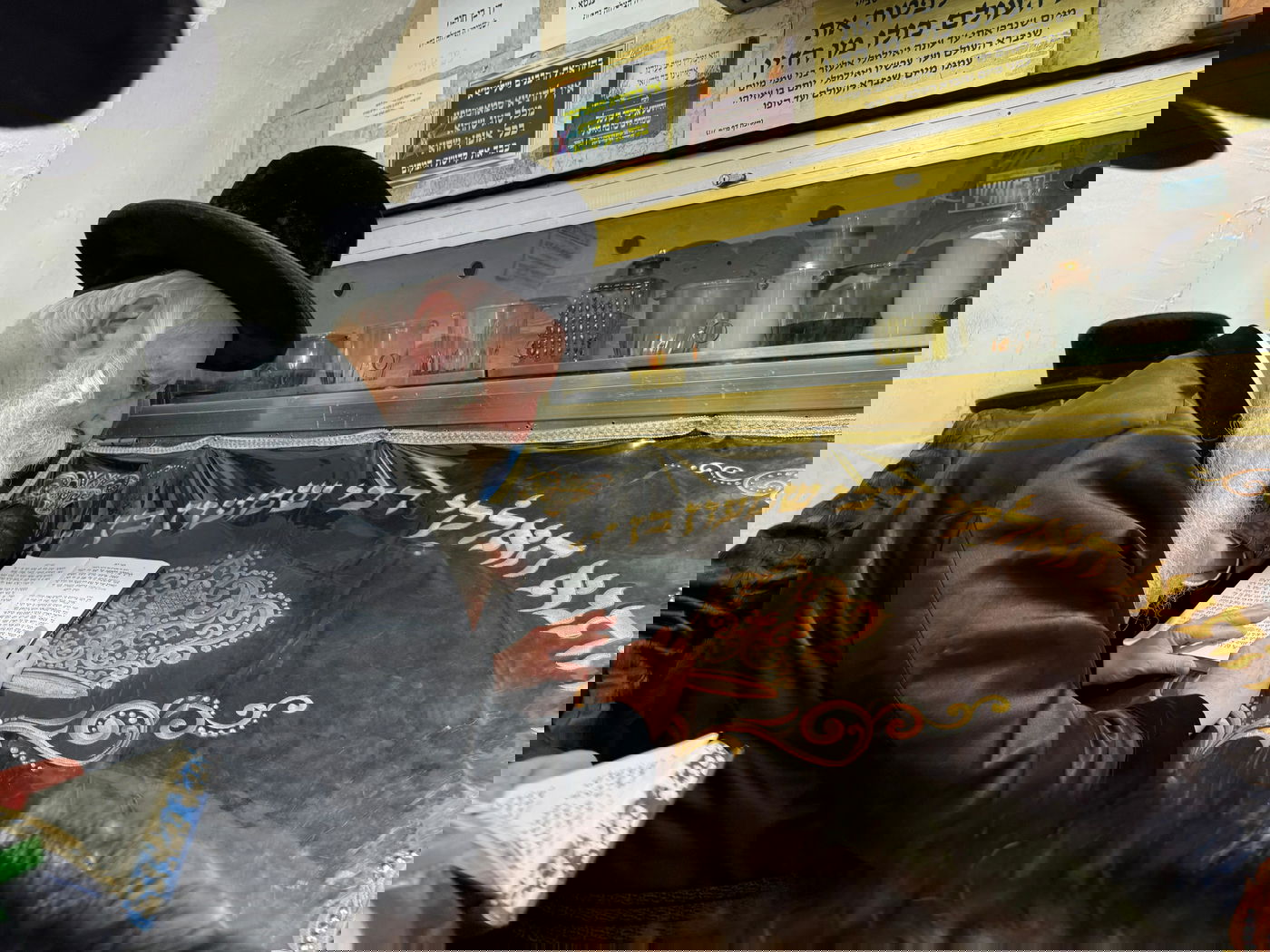 בחוץ ההר סגור; בפנים בציון מאות רוקדים | תיעוד ממירון