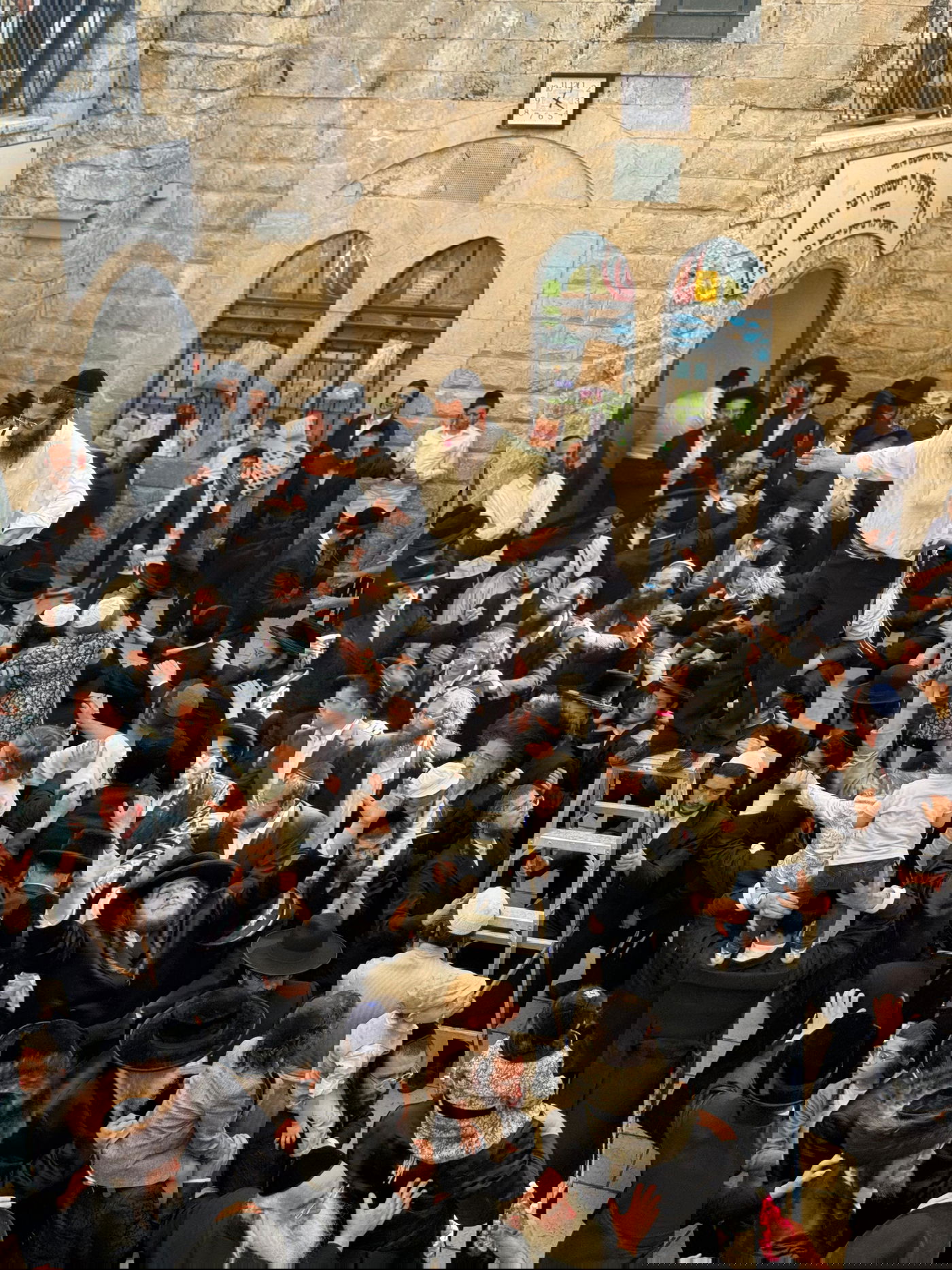 בחוץ ההר סגור; בפנים בציון מאות רוקדים | תיעוד ממירון