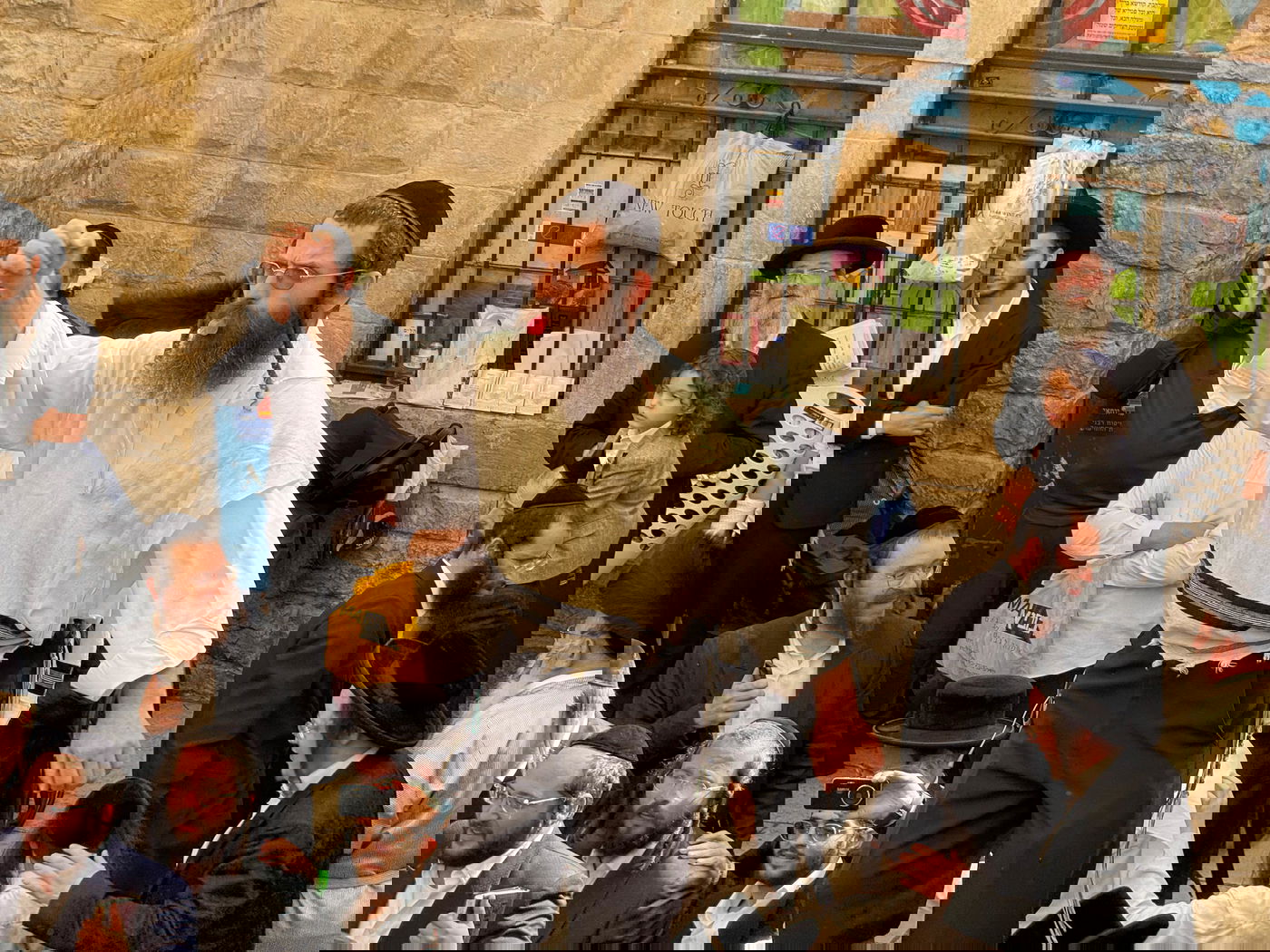 בחוץ ההר סגור; בפנים בציון מאות רוקדים | תיעוד ממירון