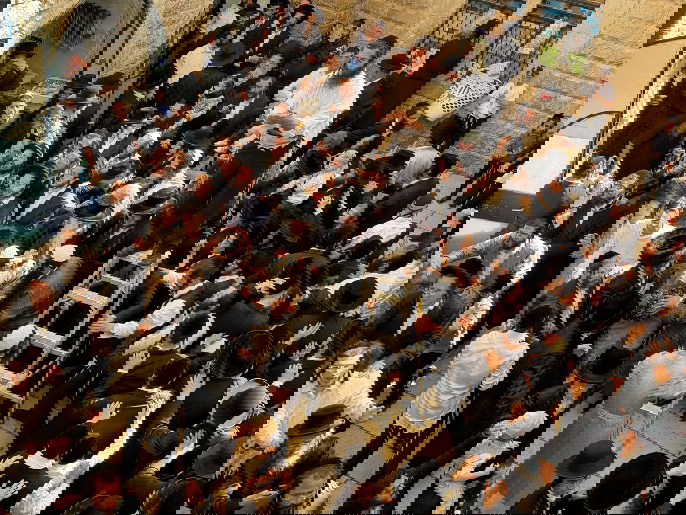 בחוץ ההר סגור; בפנים בציון מאות רוקדים | תיעוד ממירון