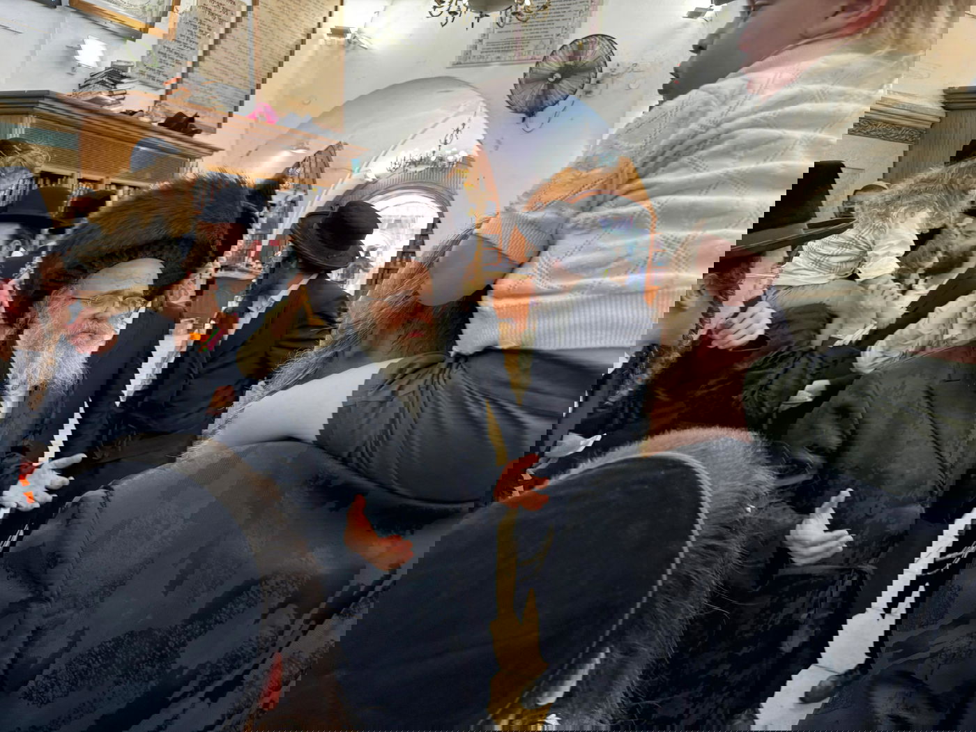 בחוץ ההר סגור; בפנים בציון מאות רוקדים | תיעוד ממירון