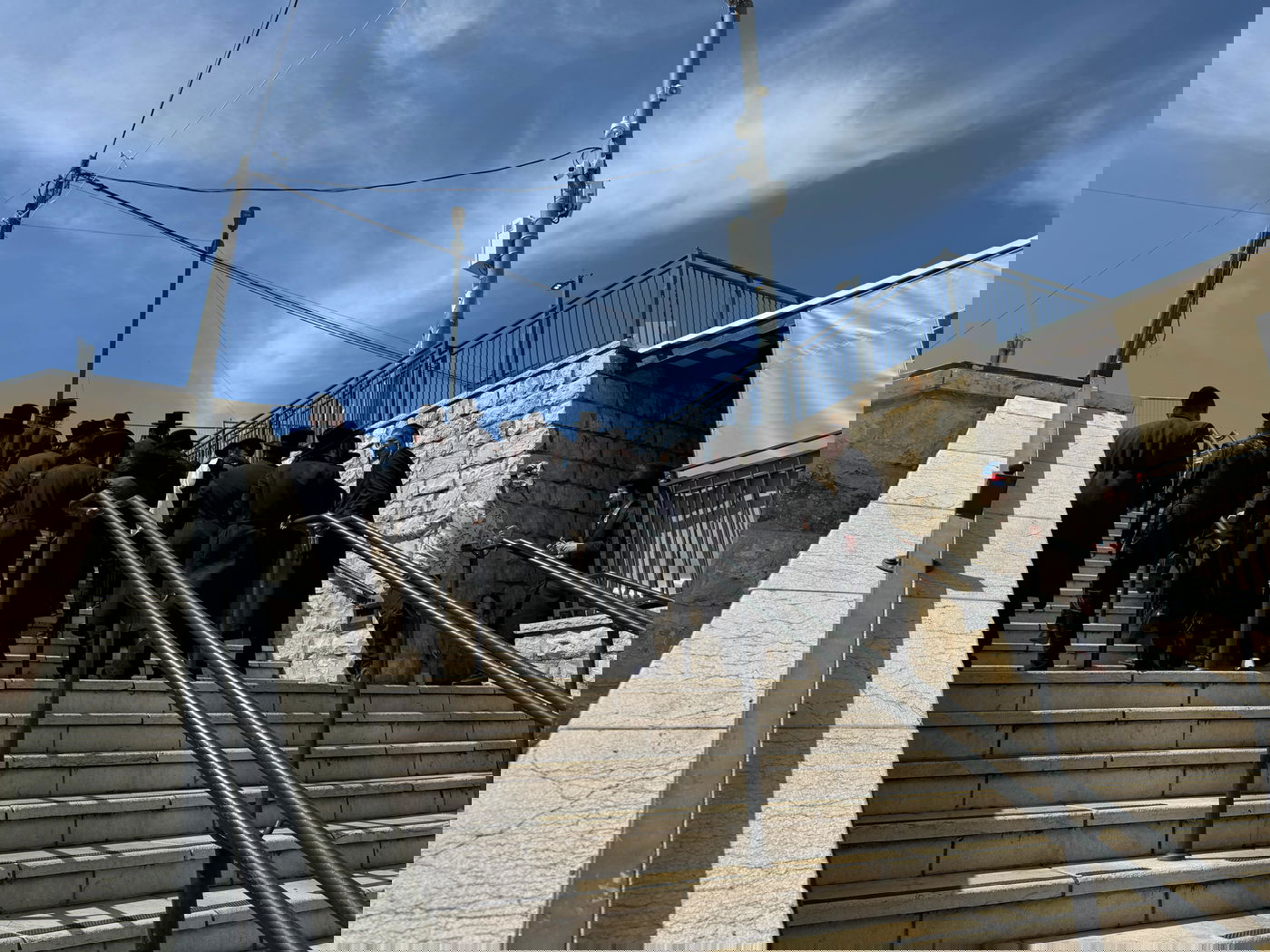 בחוץ ההר סגור; בפנים בציון מאות רוקדים | תיעוד ממירון