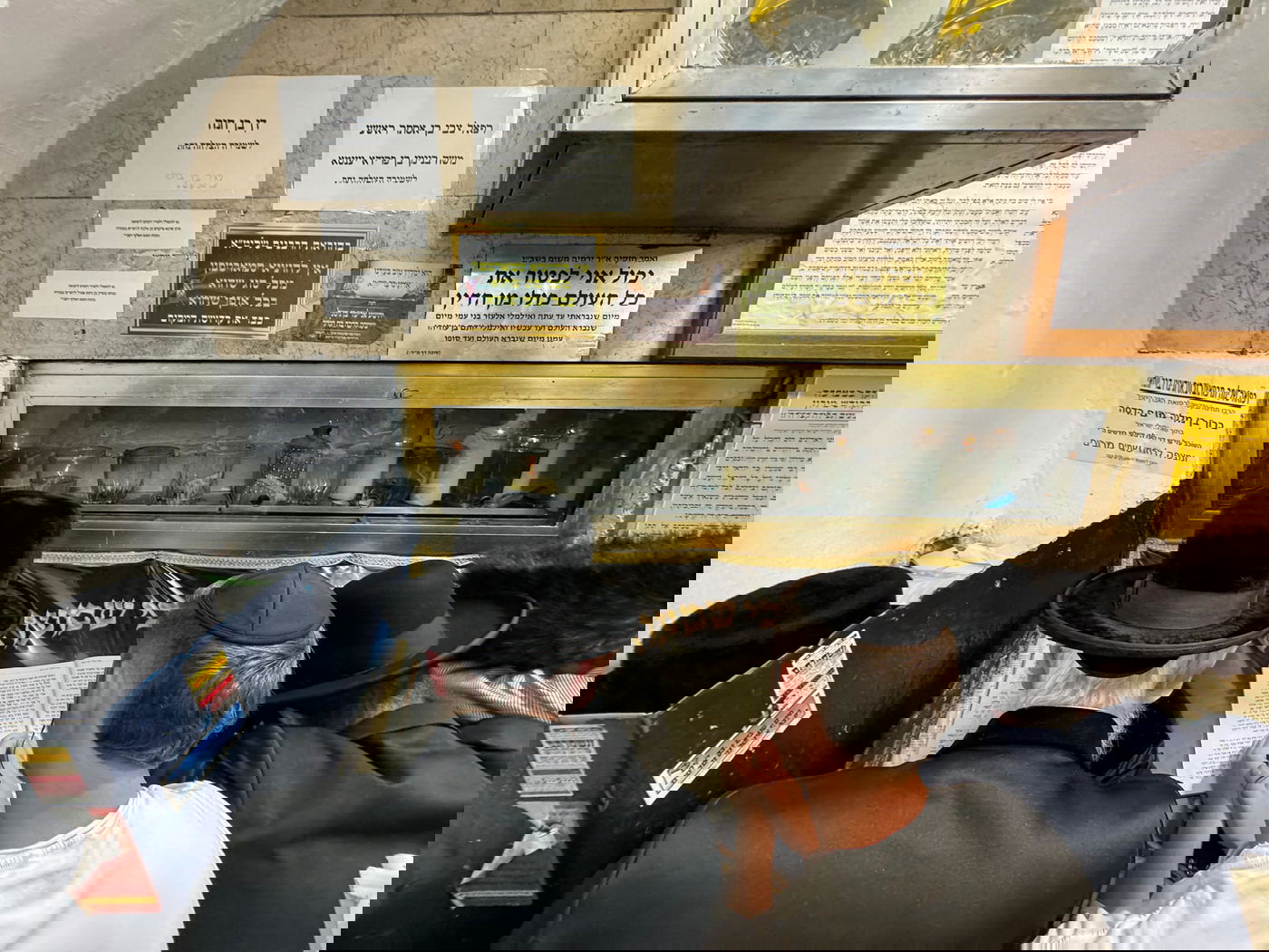 בחוץ ההר סגור; בפנים בציון מאות רוקדים | תיעוד ממירון