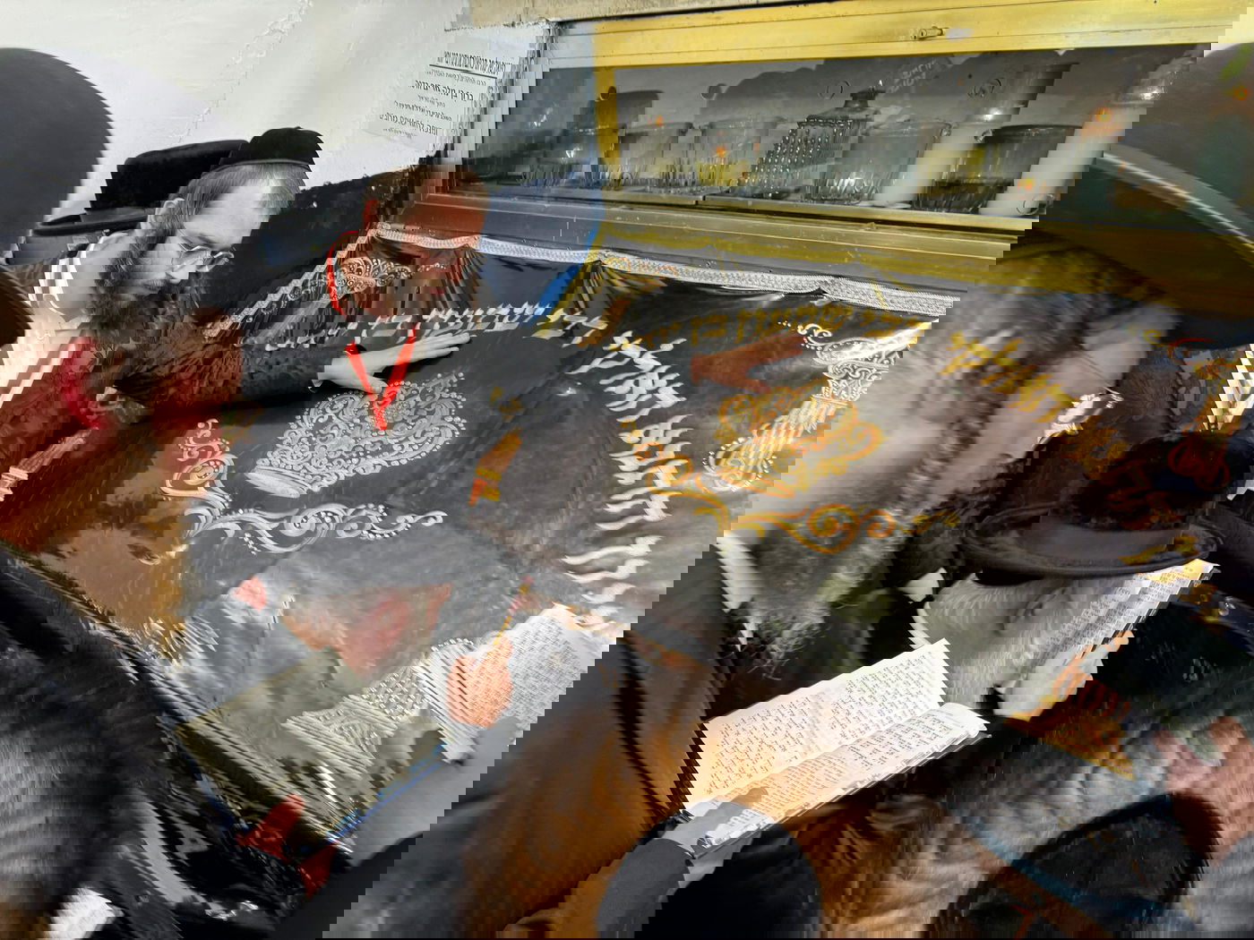 בחוץ ההר סגור; בפנים בציון מאות רוקדים | תיעוד ממירון