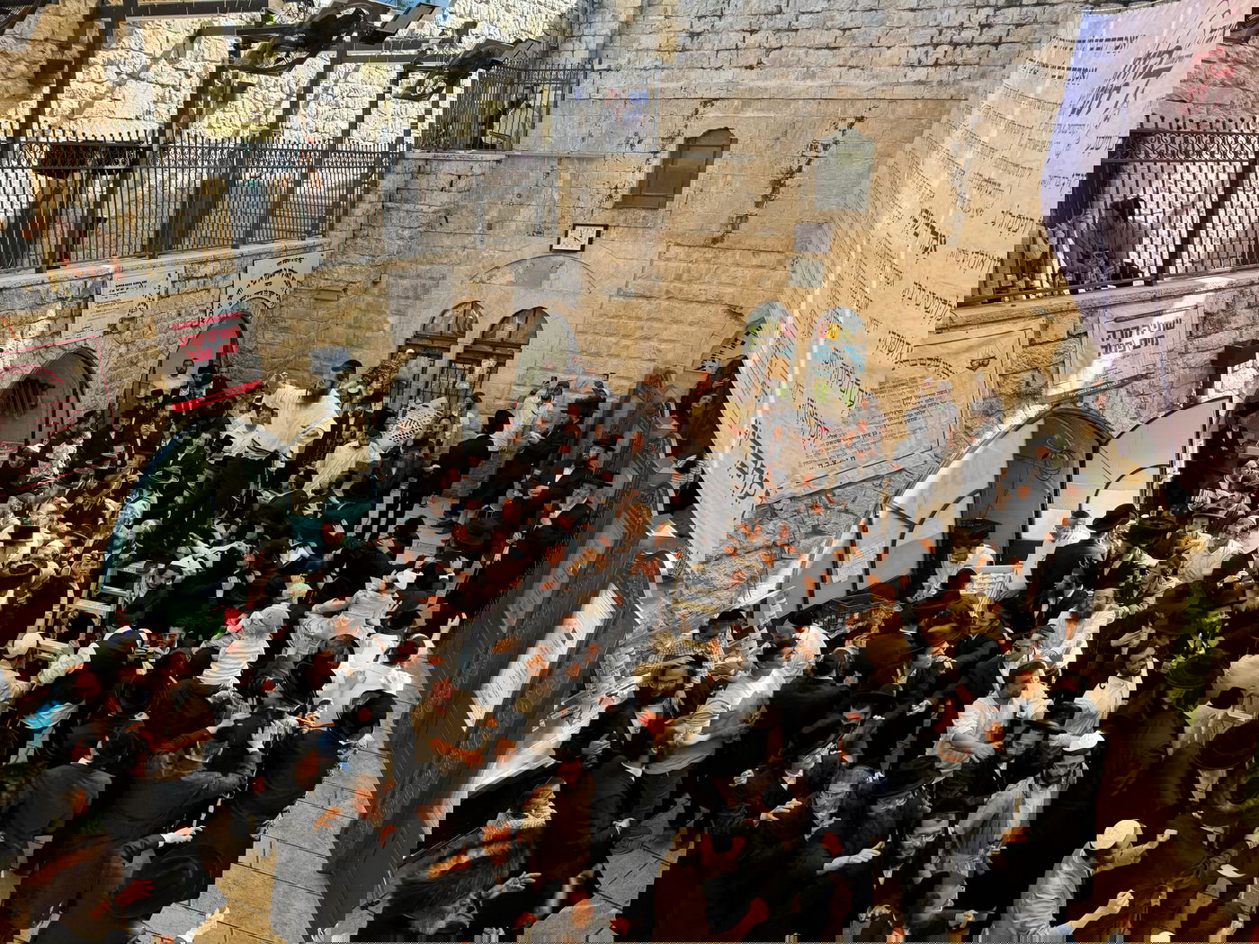 בחוץ ההר סגור; בפנים בציון מאות רוקדים | תיעוד ממירון