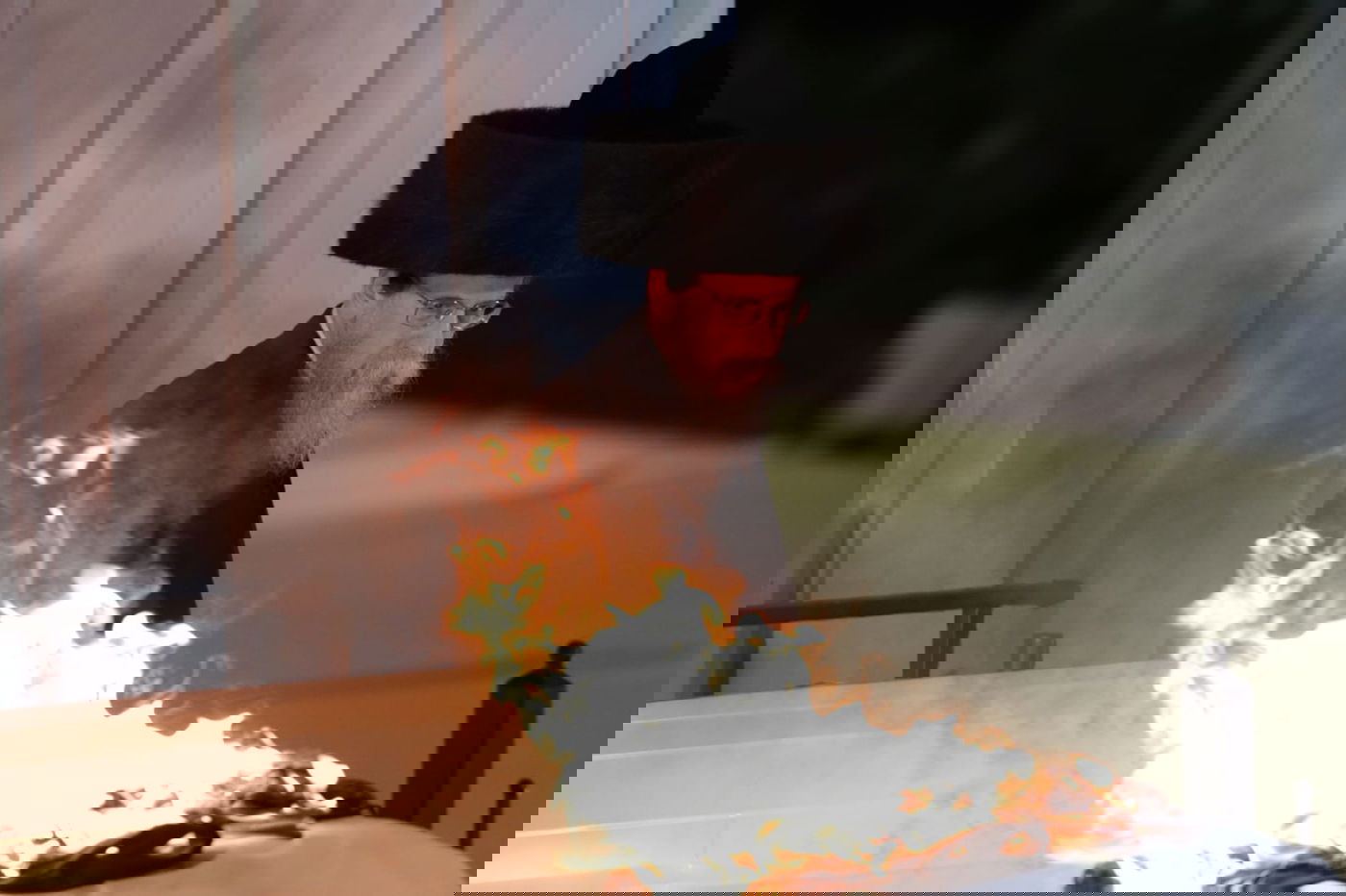 הדלקת האדמו"ר מבאיאן על גג ציון רשב"י במירון