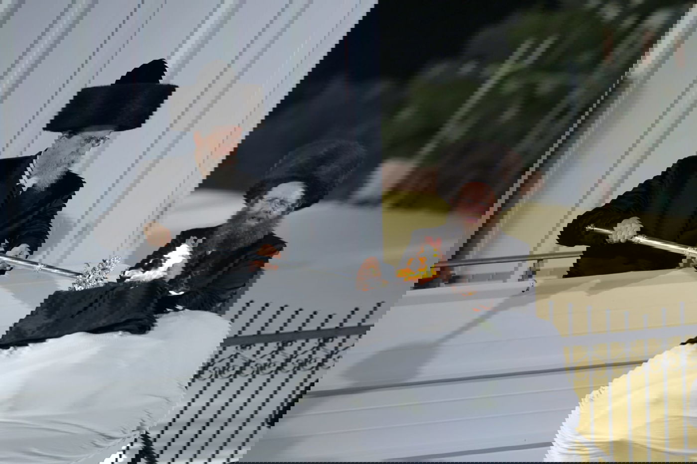 הדלקת האדמו"ר מבאיאן על גג ציון רשב"י במירון