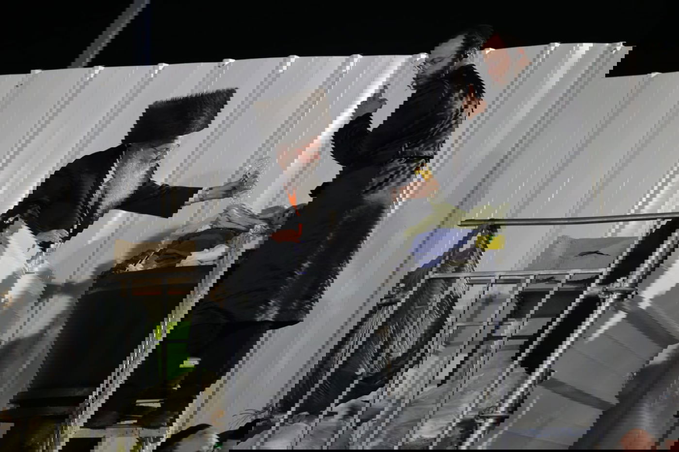 הדלקת האדמו"ר מבאיאן על גג ציון רשב"י במירון