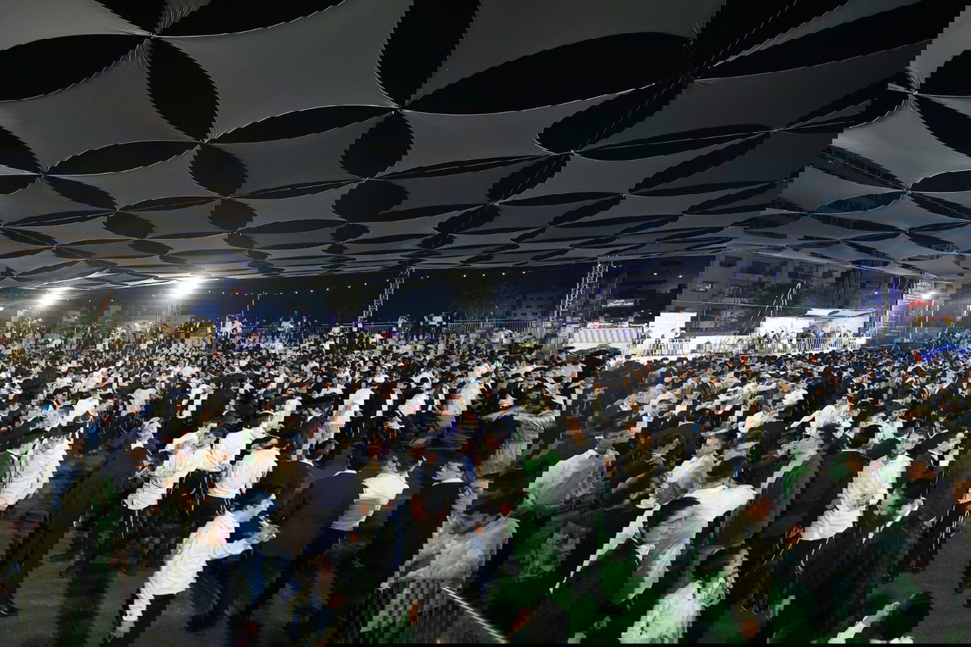 בהילולא דבר יוחאי: המוני עמך בית ישראל בשמחת רשב"י ב'חצר ההילולא' בסמוך לציון שמעון הצדיק בירושלים