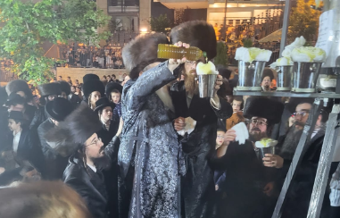 התרגשות בחסידות | האדמו"ר התחזק ויצא למעמד ההדלקה