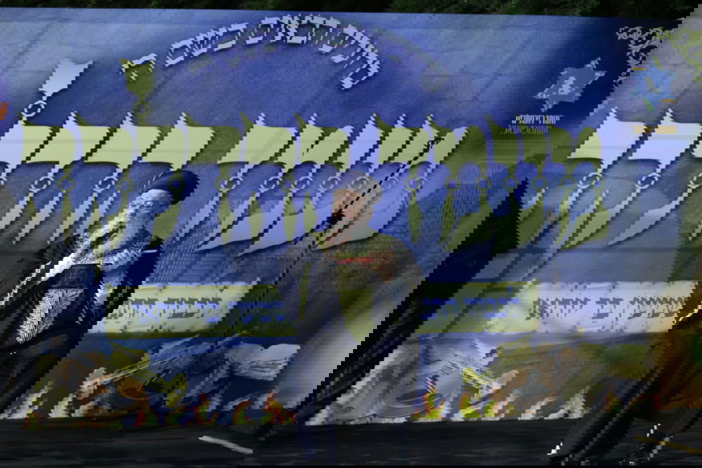 הדלקת הראשל"צ רבה של ירושלים הגאון רבי שלמה משה עמאר בסמוך לציון רשב"י במירון