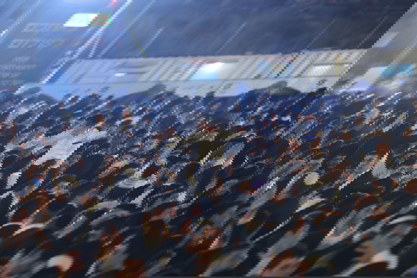 רבבות חוגגים ב'חצר ההילולא' בשמעון הצדיק