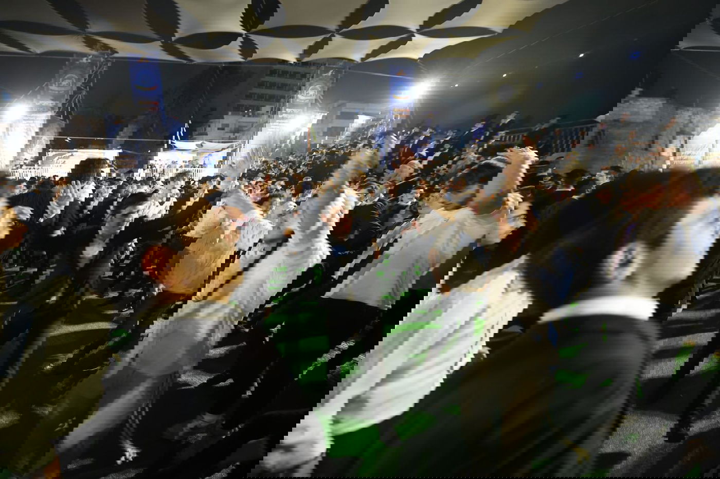 רבבות חוגגים ב'חצר ההילולא' בשמעון הצדיק