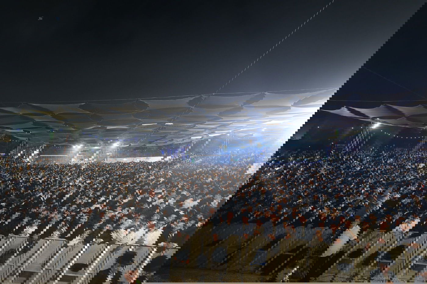 רבבות חוגגים ב'חצר ההילולא' בשמעון הצדיק