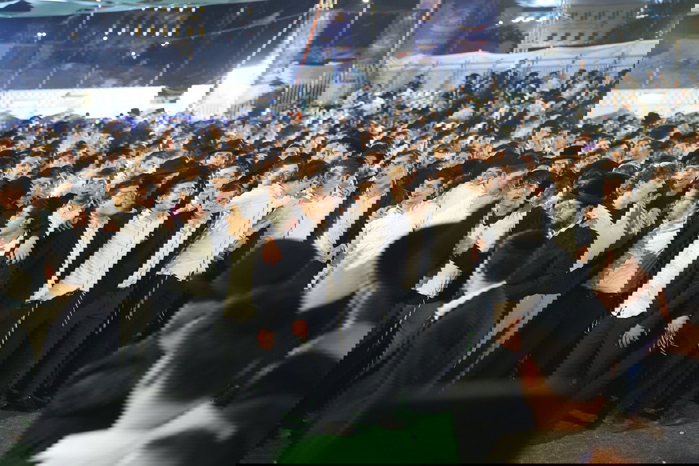 רבבות חוגגים ב'חצר ההילולא' בשמעון הצדיק