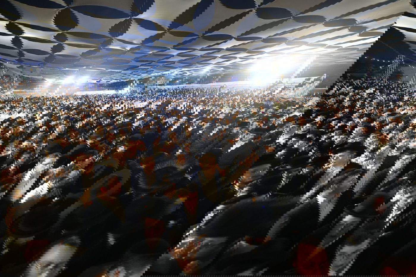 רבבות חוגגים ב'חצר ההילולא' בשמעון הצדיק