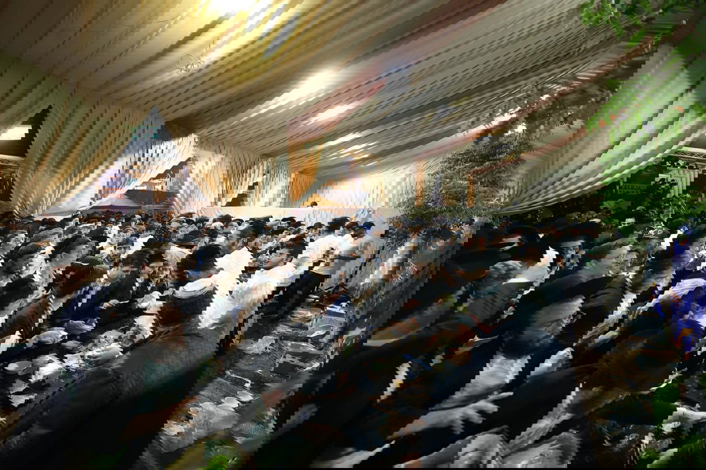 רבבות חוגגים ב'חצר ההילולא' בשמעון הצדיק