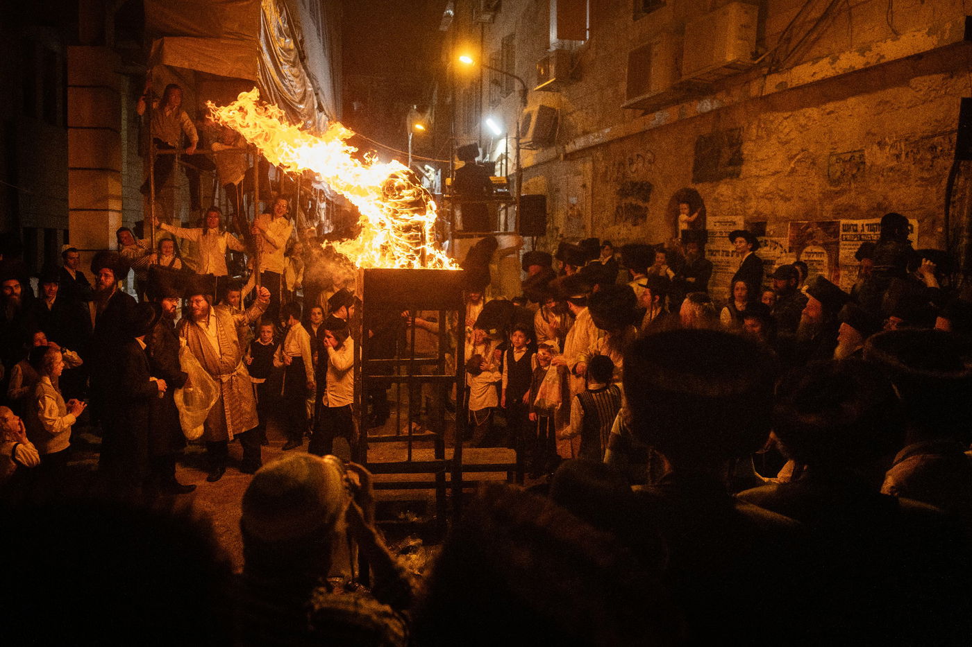 גלריה מרהיבה מסמטאותיה של מאה שערים בליל ל"ג בעומר 