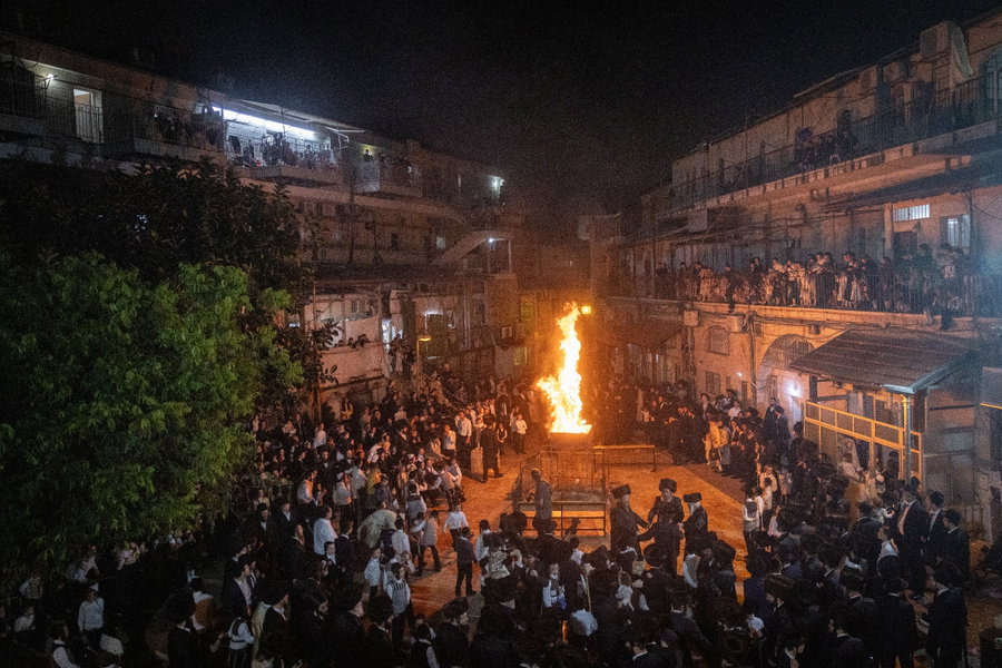 גלריה מרהיבה מסמטאותיה של מאה שערים בליל ל"ג בעומר