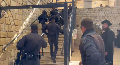 שוטרים מפנים בפראות מתפללים בקבר הרשב"י