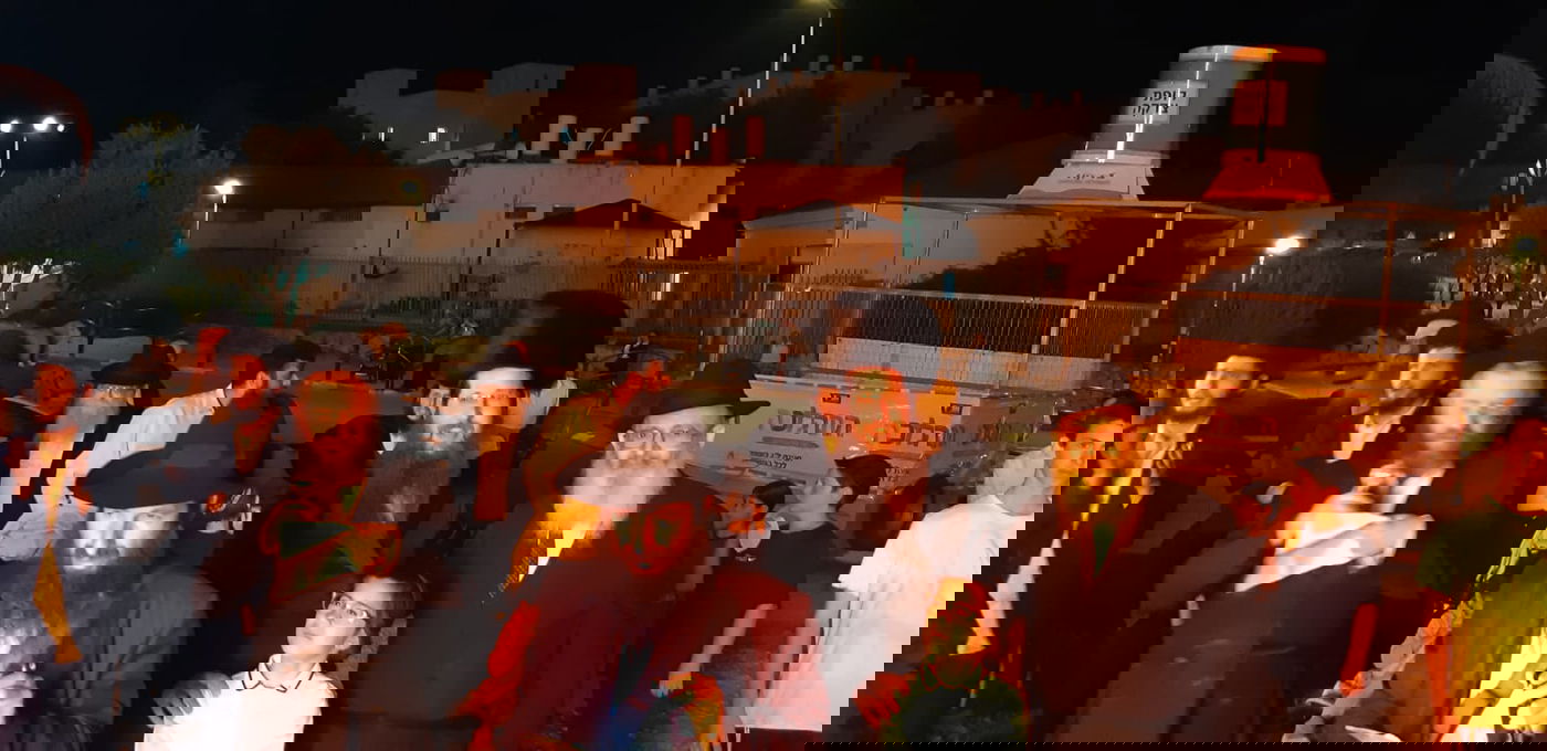 הדלקה חב"ד בעמנואל. מימין: שליח חב"ד הרב יהודה אלחרר, ראש המועצה הרב אליהו גפני ורב הקהילה הרב חיים קיז'נר