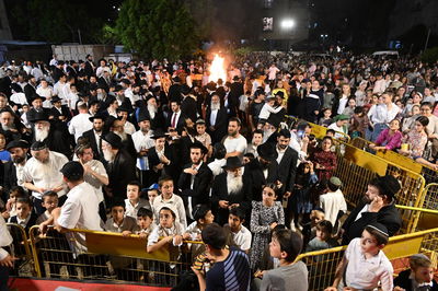 להבות שמחה במעמד ההדלקה המרכזי ברחובות | תיעוד נרחב