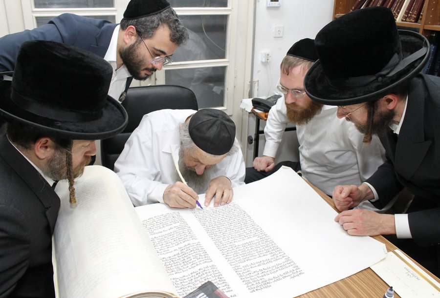 ראשי ארגון הפעילים 'יד לאחים' במעונו של גאון ישראל, ראש הישיבה הגאון רבי דב לנדו