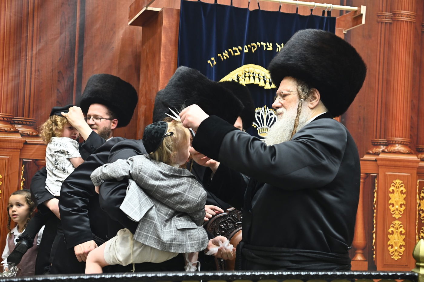 ל"ג בעומר בחצה"ק מודז'יץ