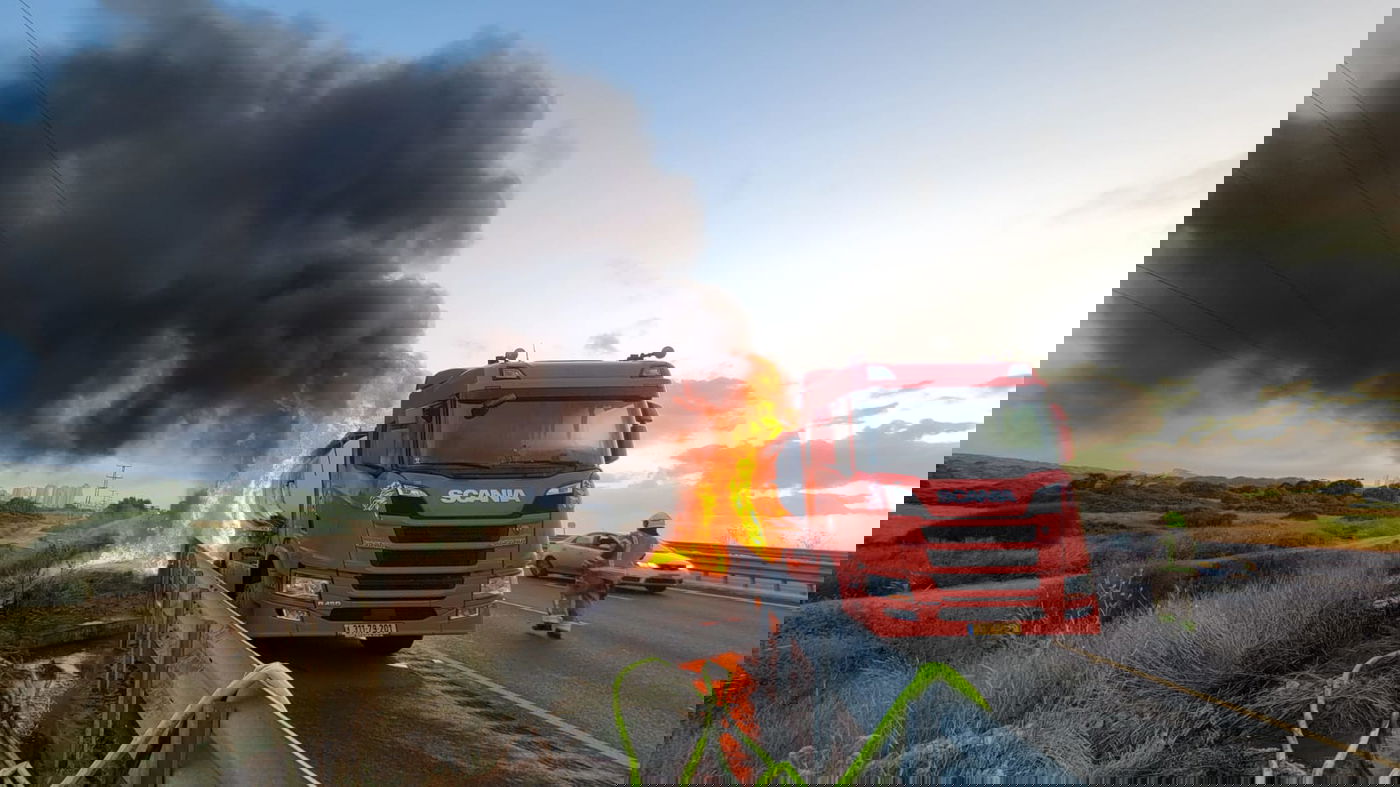 מיכלית דלק עלתה באש בכביש החוף; הכביש נחסם לתנועה