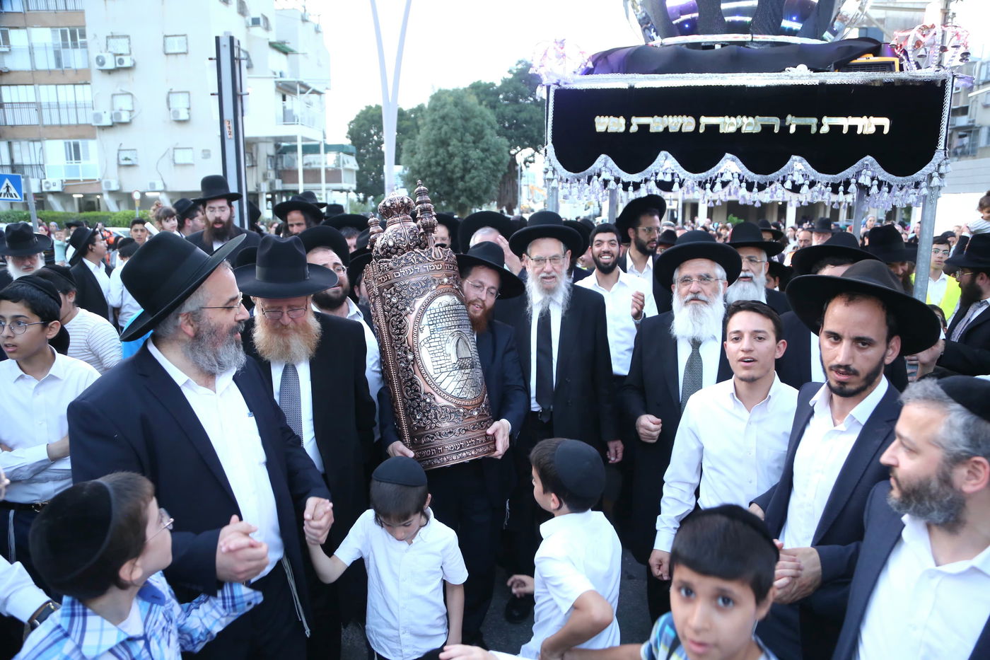 הכנסת ספר תורה בקרית הרצוג