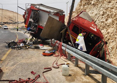 המשאית התהפכה והתרסקה בכביש; הנהג נהרג במקום וחולץ