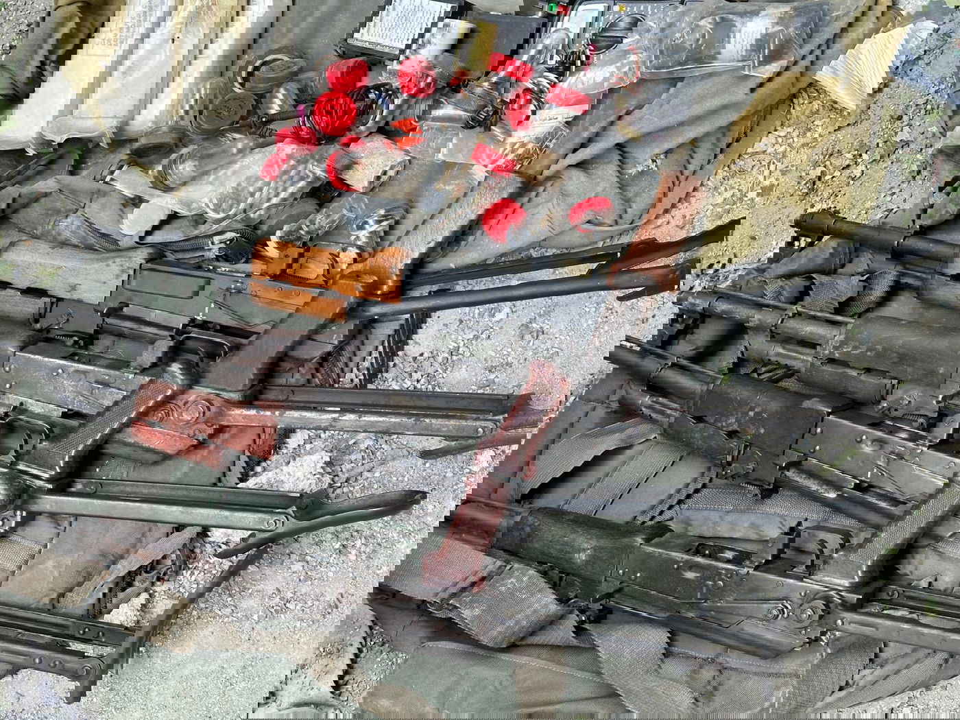 אמצעי הלחימה שאותרו על ידי הכוחות סמוך למסגד