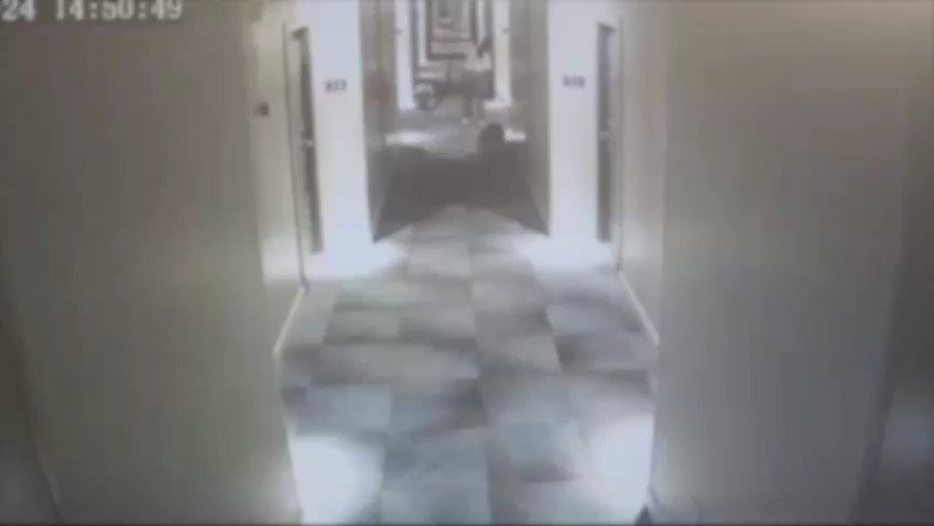 החשוד ברגעים לפני הפריצה לחדרים