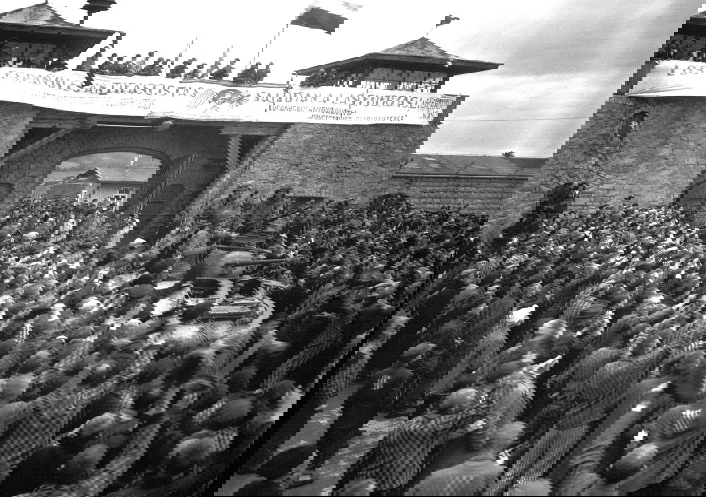 אסירי מחנה מאוטהאוזן מריעים לחיילים אמריקנים - משחרריהם 6 במאי 1945