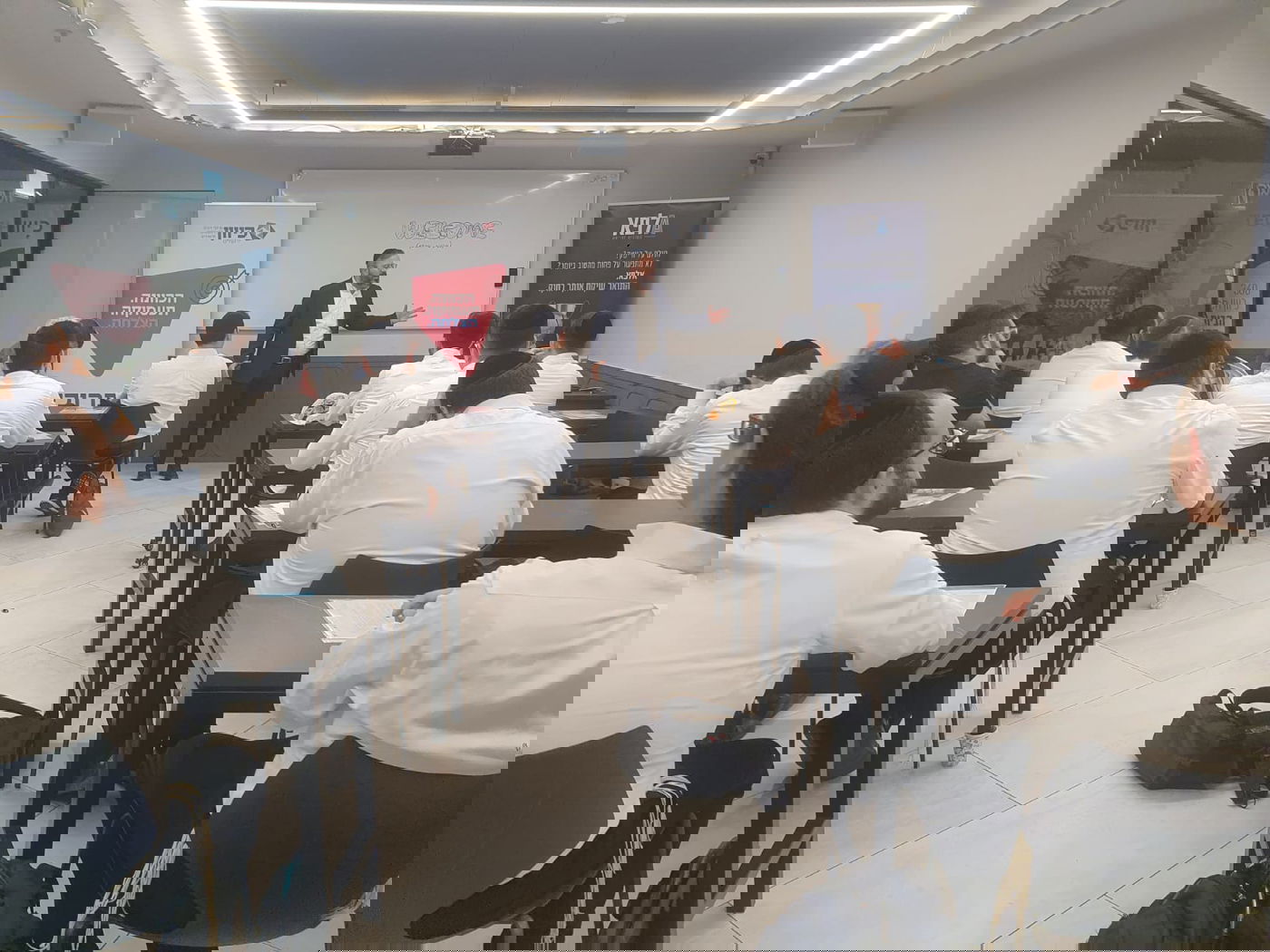 . תוכנית אלפא נועדה לשלב צעירים חרדים בהייטק ומציעה מעטפת חברתית, לימודית ומקצועית לצד התכנית מעניקה לימודי תואר ראשון של האוני' הפתוחה במדעים (B.Sc) בהדגשת מדעי המחשב