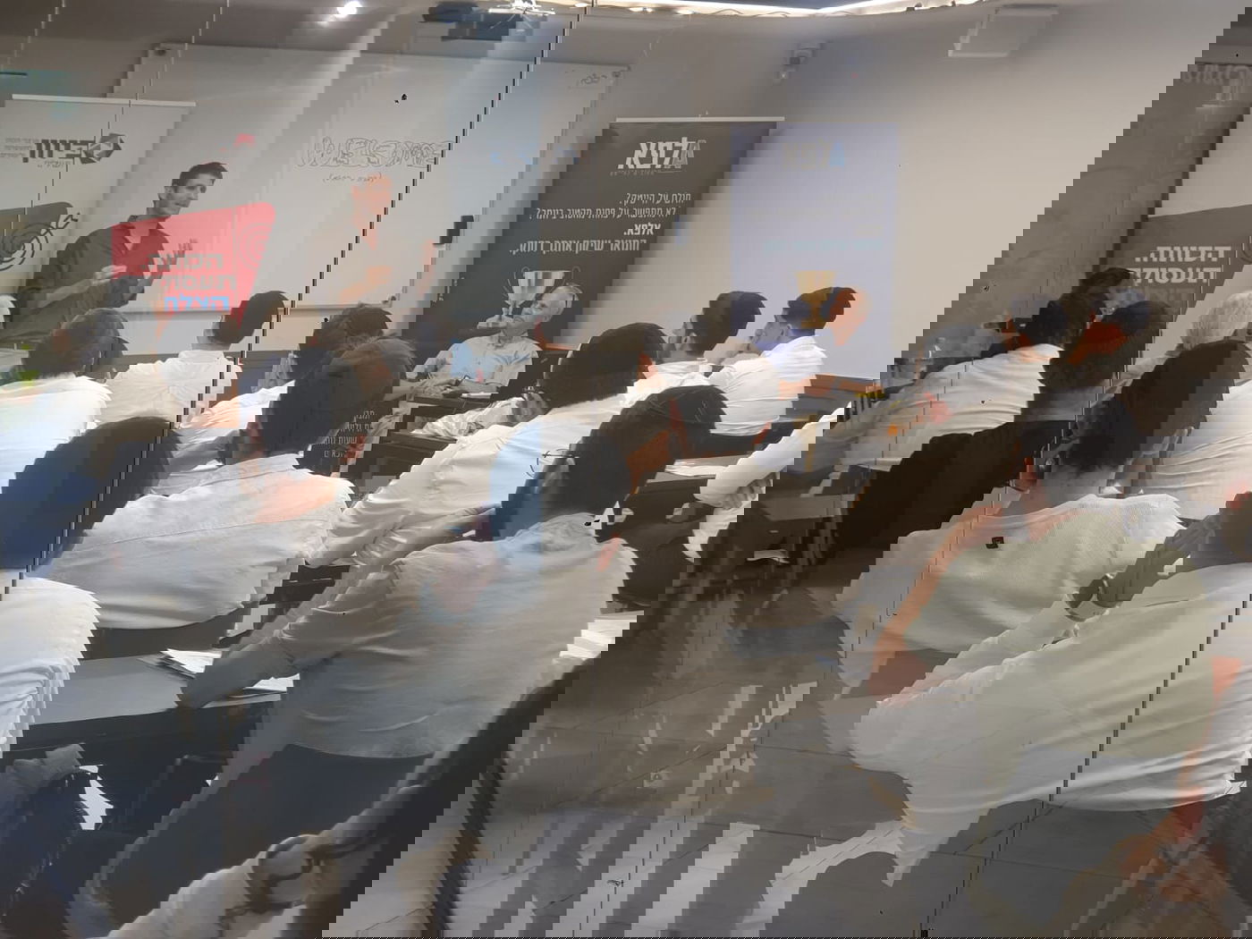 . תוכנית אלפא נועדה לשלב צעירים חרדים בהייטק ומציעה מעטפת חברתית, לימודית ומקצועית לצד התכנית מעניקה לימודי תואר ראשון של האוני' הפתוחה במדעים (B.Sc) בהדגשת מדעי המחשב