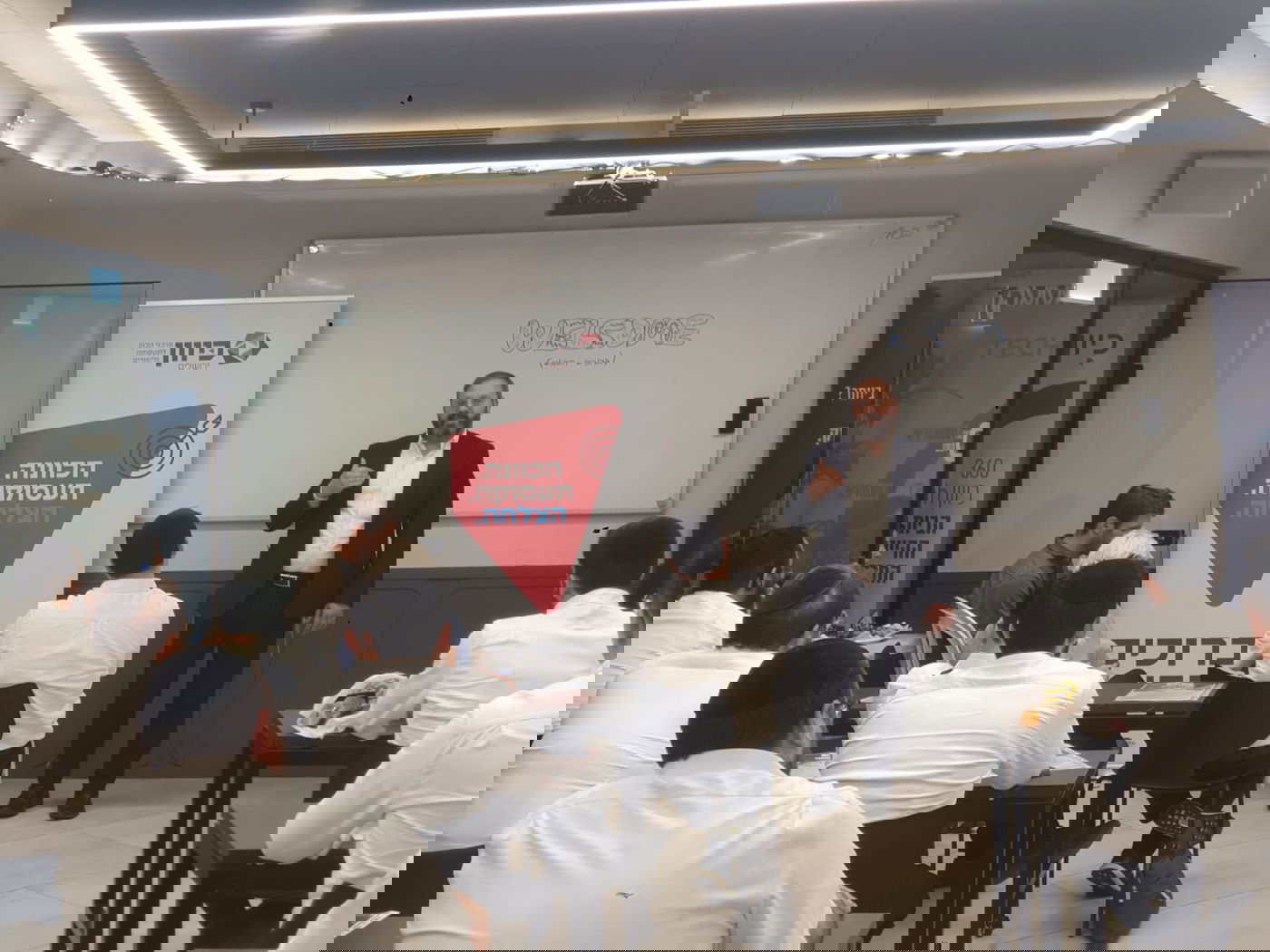 . תוכנית אלפא נועדה לשלב צעירים חרדים בהייטק ומציעה מעטפת חברתית, לימודית ומקצועית לצד התכנית מעניקה לימודי תואר ראשון של האוני' הפתוחה במדעים (B.Sc) בהדגשת מדעי המחשב