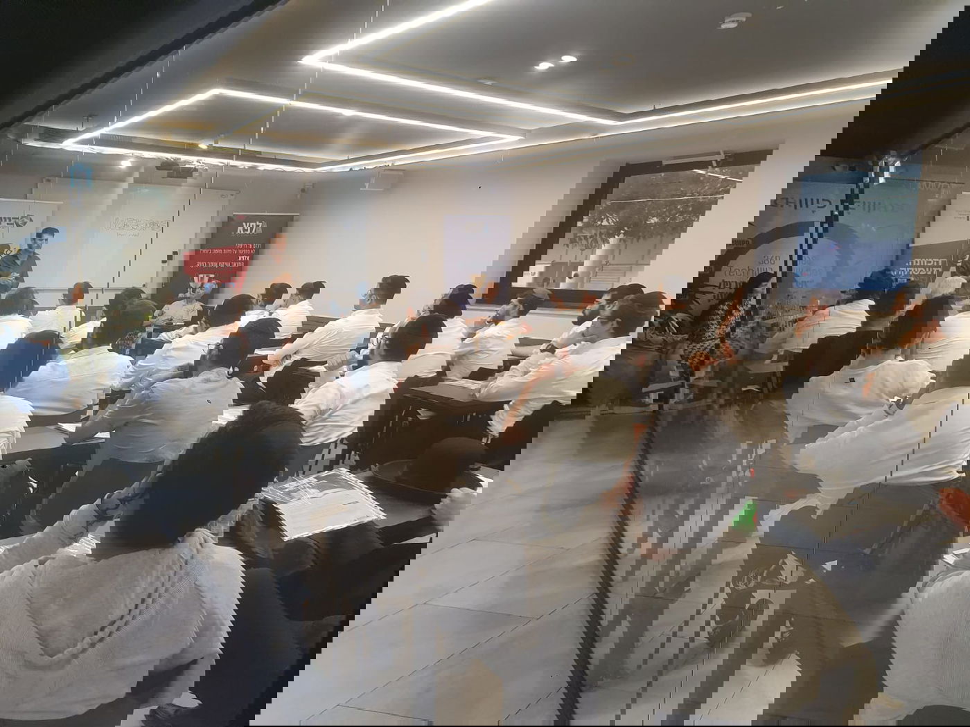 . תוכנית אלפא נועדה לשלב צעירים חרדים בהייטק ומציעה מעטפת חברתית, לימודית ומקצועית לצד התכנית מעניקה לימודי תואר ראשון של האוני' הפתוחה במדעים (B.Sc) בהדגשת מדעי המחשב