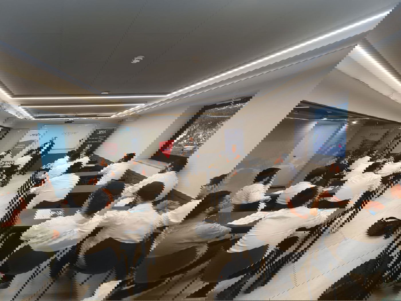 . תוכנית אלפא נועדה לשלב צעירים חרדים בהייטק ומציעה מעטפת חברתית, לימודית ומקצועית לצד התכנית מעניקה לימודי תואר ראשון של האוני' הפתוחה במדעים (B.Sc) בהדגשת מדעי המחשב