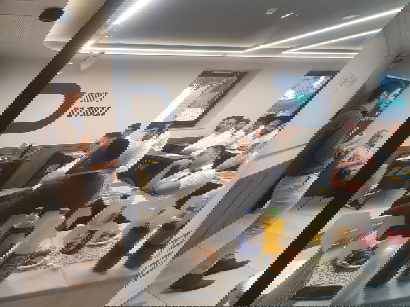 . תוכנית אלפא נועדה לשלב צעירים חרדים בהייטק ומציעה מעטפת חברתית, לימודית ומקצועית לצד התכנית מעניקה לימודי תואר ראשון של האוני' הפתוחה במדעים (B.Sc) בהדגשת מדעי המחשב