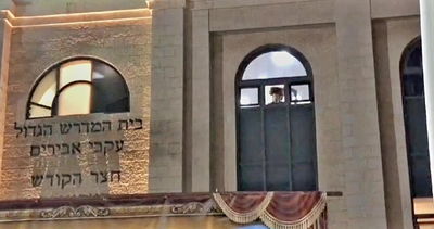 האדמו"ר מסאדיגורה משקיף ממעון אדמור"י החסידות אל עבר החסידים