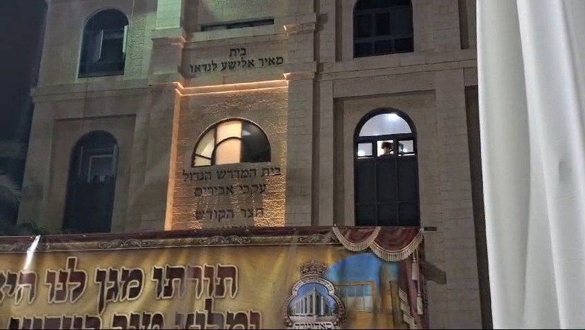 האדמו"ר מסאדיגורה משקיף ממעון אדמור"י החסידות אל עבר החסידים