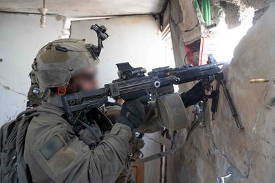 הלחימה העצימה ברחבי עזה נמשכת; חוליות מחבלים חוסלו