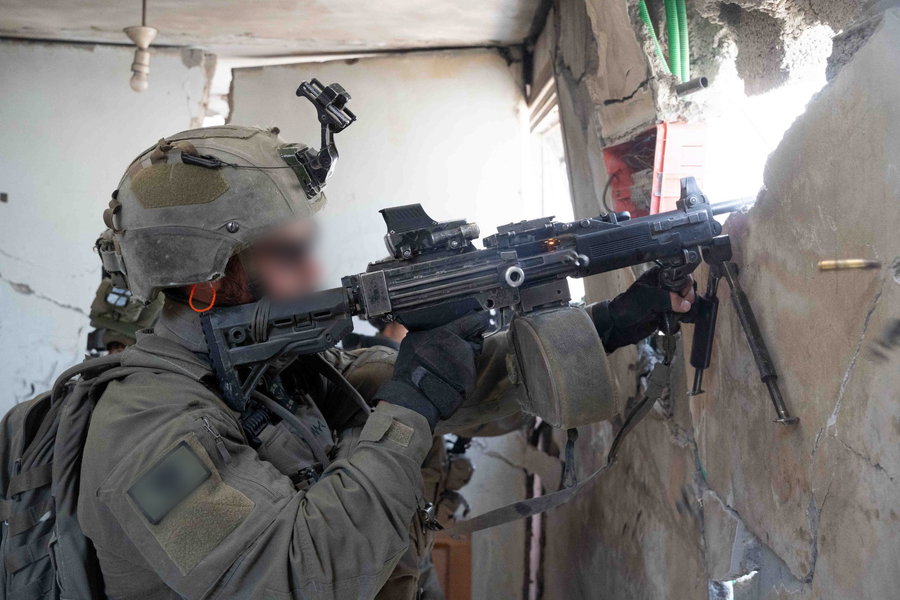 הלחימה העצימה ברחבי עזה נמשכת; חוליות מחבלים חוסלו