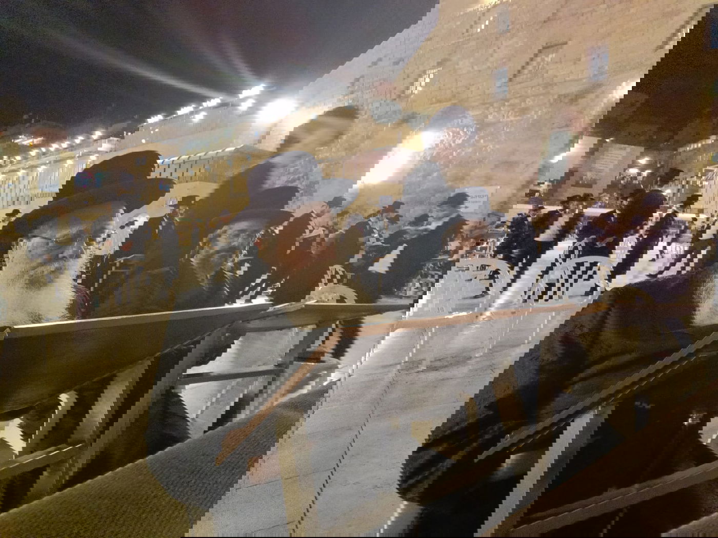 האדמו"ר משאץ ויז'ניץ בכותל המערבי