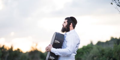 נעם הראל בסינגל קליפ חדש: "על השולחן"